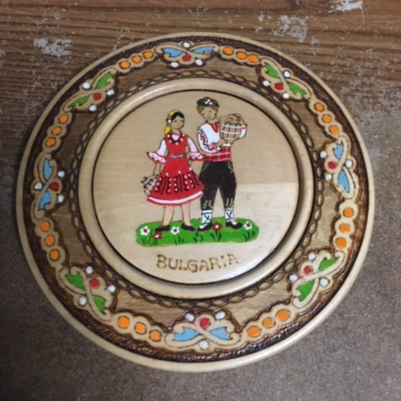 VTG Hand Painted 6" Round Wooden Souvenir Wall Plate Decor from Bulgaria - Picture 2 of 5